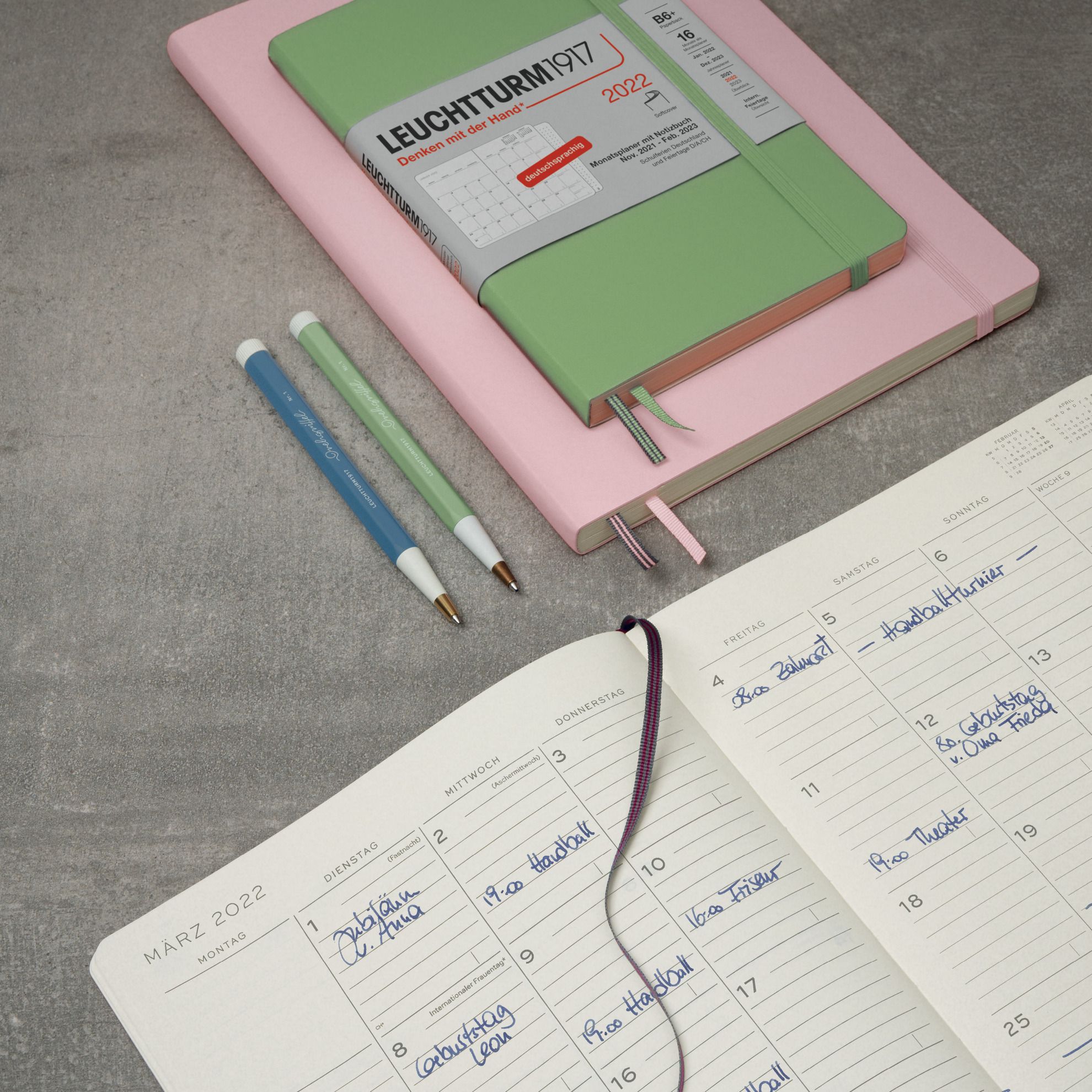Monthly Planner with Notebook german